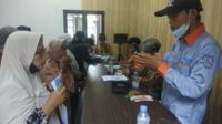 Kemensos Melalui Kantor Pos Bagikan BST Tahap 5 dan 6 di Desa Sumur Bandung Jayanti