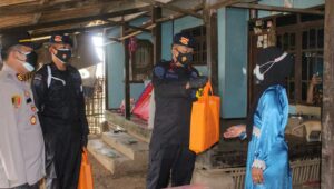 Yon D Pelopor Satbrimob PMJ kembali Bagi Sembako untuk Warga Kurang Mampu di Cikarang