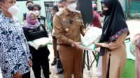 KADINSOS DAMPINGI Pj BUPATI BEKASI SERAHKAN 3 TON BERAS KEPADA YAYASAN AL FAJAR BERSERI