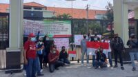 Gelar Demo di Hari Kemerdekaan RI Ke-76 Tahun,  Massa Aksi Minta Gubernur Jabar Pecat Kepsek SMAN 1 Kota Bekasi