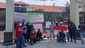 Gelar Demo di Hari Kemerdekaan RI Ke-76 Tahun,  Massa Aksi Minta Gubernur Jabar Pecat Kepsek SMAN 1 Kota Bekasi