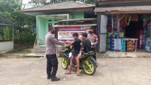 Cegah Covid-19, Polsek Ciomas Polres Serang Kota Bagikan Masker