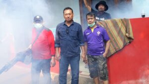 Blusukan H.Syarifuddin S.M Saat Fogging di Permukiman Warga Rukun Warga 01 Pondok Bahar