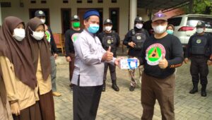 Cegah Penyebaran Covid, Pramuka Banten Gelar Penyemprotan ke Pesantren-Pesantren