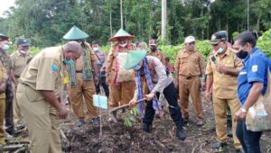 Kapolres Sorong Selatan AKBP Choiruddin Wachid Hadiri Peresmian Pembangunan Jalan Usaha Tani Di Kampung Welek Distrik Fkour