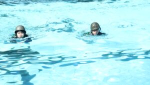 Meningkatkan Kemampuan Survive Dan Profesional, Tentara Langit Manado Adakan Latihan Renang Militer