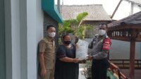 Bantuan Kemensos di Tengah Pandemi, Kelurahan Pondok Aren Salurkan Beras Bulog Kepada Warga