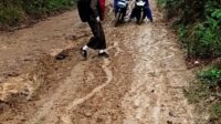 Jalan Berlumpur Dan Licin, Siswa SMKN 1 Tanah Abang Pali Harapkan Kepedulian Dari Pemerintah