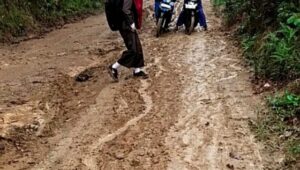 Jalan Berlumpur Dan Licin, Siswa SMKN 1 Tanah Abang Pali Harapkan Kepedulian Dari Pemerintah