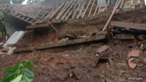 Musholah Kampung Pasirtundun Ambruk Akibat Hujan Deras, Butuh Uluran Tangan
