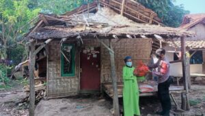 Polsek Anyar Polres Cilegon Polda Banten datangi pemilik Rumah Tidak Layak Huni (RUTILAHU)