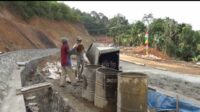 Di Duga Dapat Merugikan Negara, Pengerjaan Konstruksi Di Kelumbayan Barat Diduga Asal Jadi