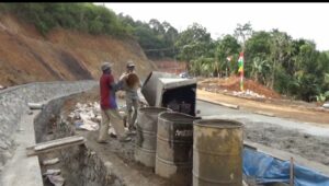 Di Duga Dapat Merugikan Negara, Pengerjaan Konstruksi Di Kelumbayan Barat Diduga Asal Jadi