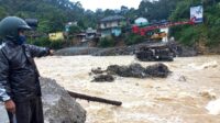 Siaga Bencana Banjir,Kapolsek Lebakgedong Terjunkan Anggota Untuk Patroli