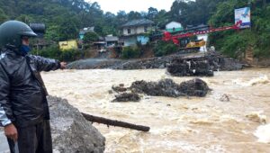 Siaga Bencana Banjir,Kapolsek Lebakgedong Terjunkan Anggota Untuk Patroli