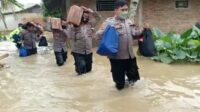 Lewati Genangan Air ,Personel Polres Lebak Terjunkan Bantuan Sembako Untuk Korban Banjir