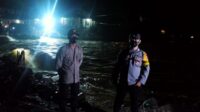 Pastikan Keselamatan Warga,Malam ini Kapolsek Lebakgedong Lakukan Patroli Di Lokasi Jembatan Darurat Yang Terkena Arus 