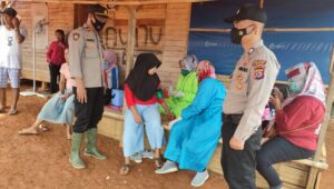 Tekan Kasus Covid 19,Puskesmas Dan Polsek Lebakgedong Gelar Vaksinasi Di Huntara
