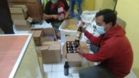 Anggota Polsek Kresek Razia Warung Jamu Jual Miras Oplosan