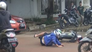 Banyaknya Tanah Berceceran Dan Di Guyur Hujan, Pengendara Roda Dua Di Jayanti Terjatuh