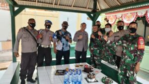 Memperingati Hari Jadi TNI Ke-76, Kapolsek Kronjo Polresta Tangerang Beri Kejutan Untuk Danramil 08 Kronjo