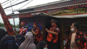 Ketua MPC Pemuda Pancasila Kabupaten Tangerang Bagikan Sembako di Kecamatan Jayanti