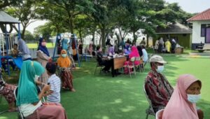 Forkopimcam Bekerjasama Dengan Nakes TNI – Polri Juga Puskesmas Mekar Baru Gelar Vaksinasi Tahap 1 Dan 2