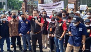 Stop Kriminalisasi, Puluhan Wartawan dan Advokat LQ Indonesia Lawfirm Gelar Aksi Damai di Mabes Polri