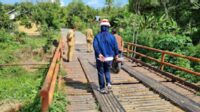 Jembatan Penghubung di Desa Semangus Kec Talang Ubi Kondisinya Nyaris Putus, Pertamina Pendopo Gerak Cepat Bantu Material