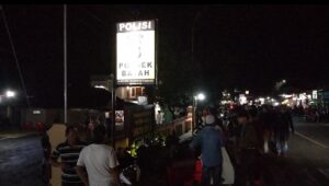 Di Duga Buntut Pengeroyokan , Mapolsek Bayah Di Datangi Masa