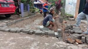 Ormas Jarum Soroti Proyek Paving Block Di Bayah Yang Diduga Asjad