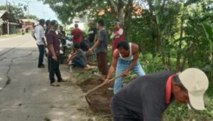Cegah Banjir Dan Pohon Tumbang, Kades Bakung Kronjo Pimpin Kerja Bakti