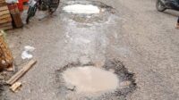 JALAN RUSAK DAN BERLOBANG DI SEKITAR PASAR INPRES PENDOPO, BANYAK PENGENDARA MOTOR TERPELESET