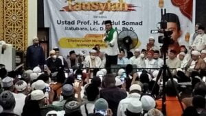 Meski Diguyur Hujan, Ribuan Warga PALI Sangat Antusias Dengarkan Tausyiah Ustadz Abdul Somad