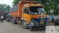 Sebabkan Kemacetan, Dishub Paksa Putar Balik Belasan Truk Tanah Dan Pasir Di Jalan Raya Cadas Kukun