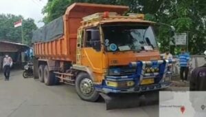 Sebabkan Kemacetan, Dishub Paksa Putar Balik Belasan Truk Tanah Dan Pasir Di Jalan Raya Cadas Kukun