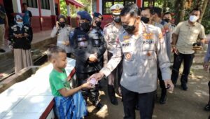 Sapa Rombongan, Begini Sisi Humanis Kapolda Banten Terhadap Seorang Anak Warga Terdampak Gempa di Kecamatan Sumur