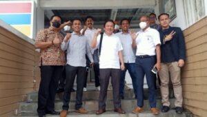 Sambangi Kantornya,  LBH Advokat Tangerang Raya Mantapkan Pilihan Kepada DR. H. Dhoni Martien, SH., MH