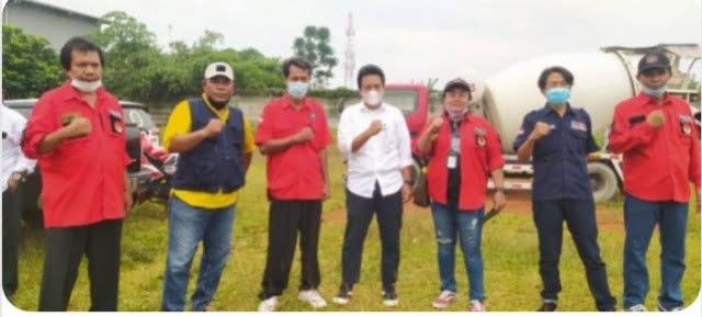 Arnako Kabid Gakum (baju putih) saat sidak ke lokasi pembuangan limbah cair PT KBU 2 yang di duga mengandung B3 (24/11/21)
