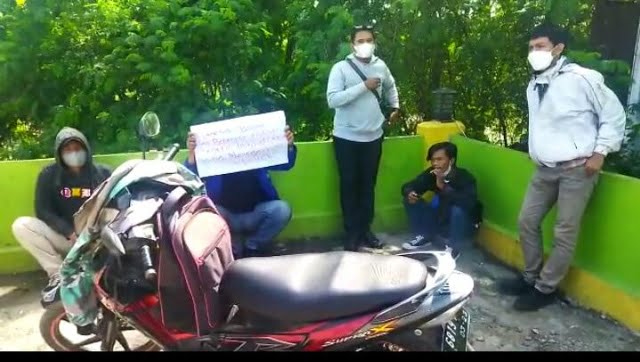 Photo : Mahasiswa Saat Menunggu Kedatangan PLT Bupati Bekasi