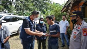 Ketum Kadin Banten Berikan Santunan Kepada Korban Gempa