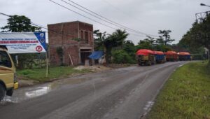 Warga Malangnengah Keluhkan Truck Pengangkut Pasir Basah 