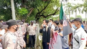 Ini Tuntutan Mahasiswa Dan Masyarakat Saat Aksi  Di Depan Kantor DLH Lebak
