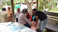 DENGAN SIGAP ANGGOTA PATROLI SAMAPTA POLRES SORONG SELATAN BERIKAN PERTOLONGAN KEPADA KORBAN LAKA TUNGGAL