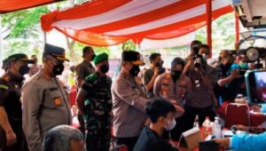 Tinjau Vaksinasi Massal, CAMAT TAMSEL DAMPINGI KAPOLDA METRO JAYA