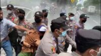 Desak ketua DPRD Kota Bekasi Mundur, Aksi Demo FAMBUI di warnai BENTROK dengan Aparat
