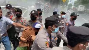 Desak ketua DPRD Kota Bekasi Mundur, Aksi Demo FAMBUI di warnai BENTROK dengan Aparat