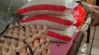 Penyaluran BPNT Di Desa Pasir Kronjo Di Keluhkan, Sembako Sudah Di Paketkan Di Duga Tidak Sesuai Harga