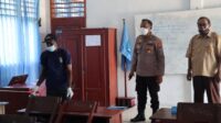 POLRES SORSEL BERSAMA TIM DINKES KEMBALI LAKUKAN PENYEMPROTAN DISINFEKTAN KE SEKOLAH – SEKOLAH