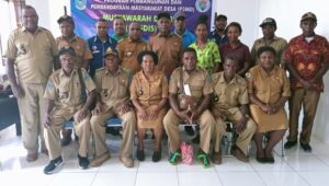 Kepala Distrik Aitinyo Tengah, Dorteis Antoh, S.IP, Membuka Acara Musyawarah Distrik
